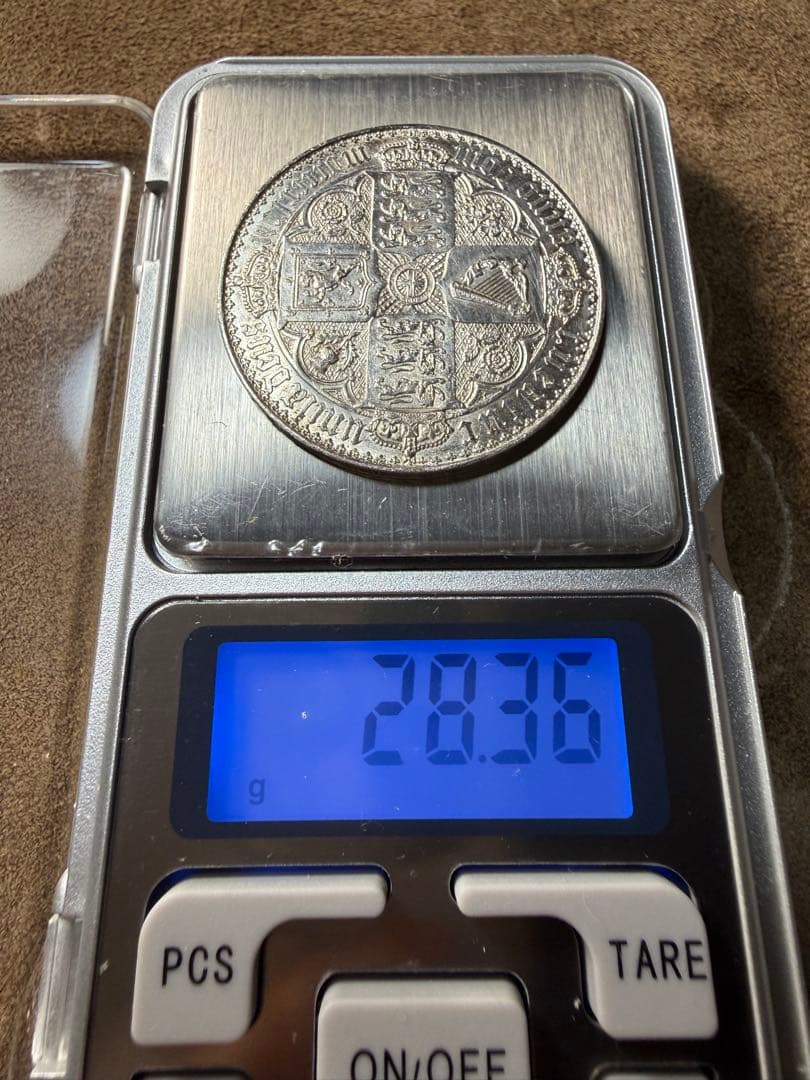 イギリスのヴィクトリア女王が描かれた**「ゴチッククラウン銀貨1847年**