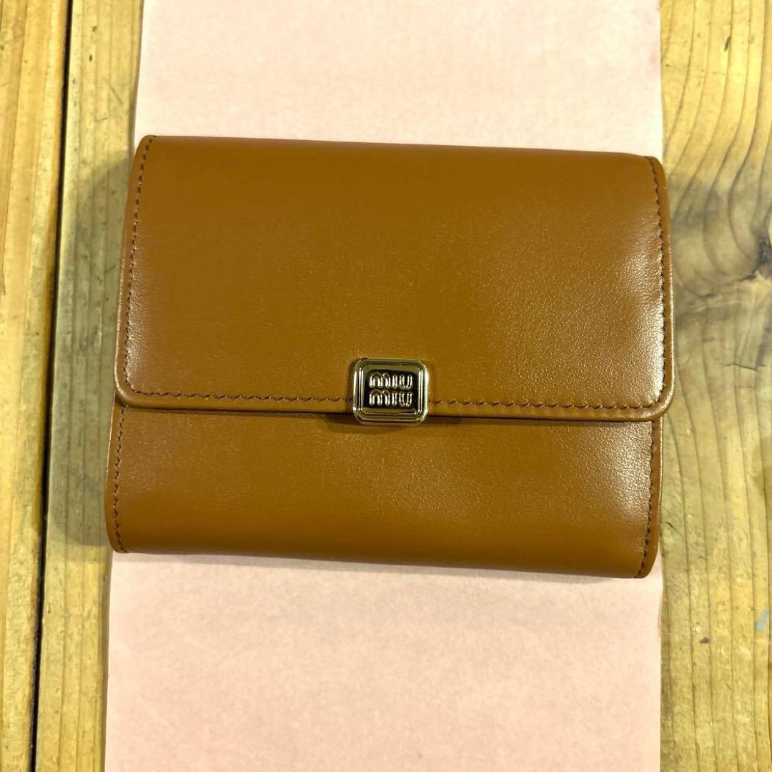 新品【ミュウミュウ　miu miu】ブラウン 三つ折り財布 カードポケット付き