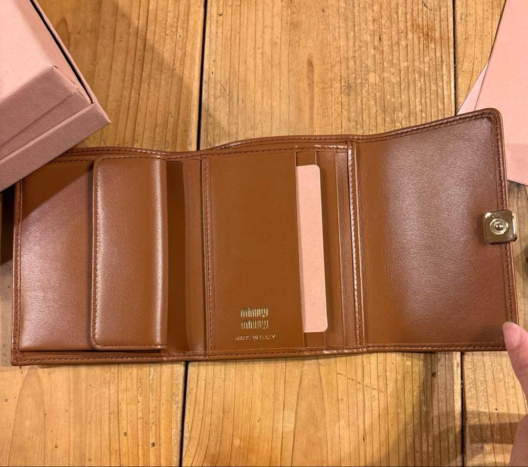 新品【ミュウミュウ　miu miu】ブラウン 三つ折り財布 カードポケット付き
