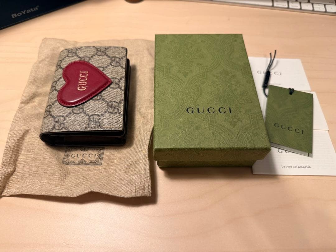 美品　GUCCI ハート型ロゴ 折り財布　箱付き