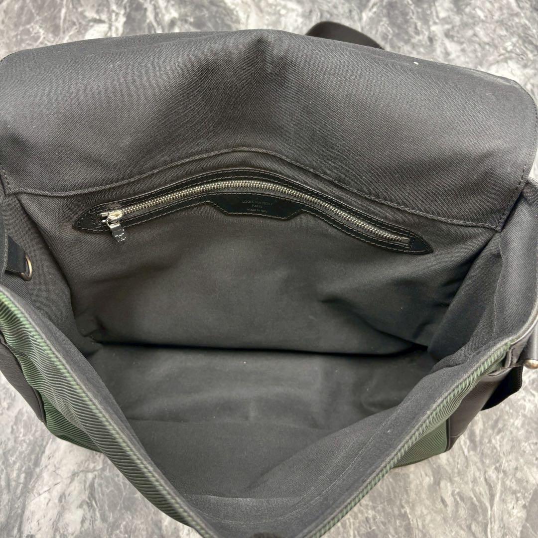 美品LOUIS VUITTON タイガ ヴィクトール ショルダーバッグ　1030