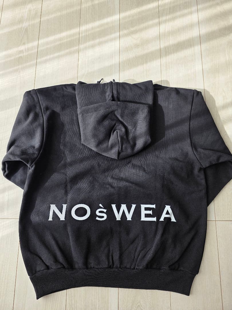 【NOśWEA フード付きスウェットパーカー】　　kurohoodie_logo