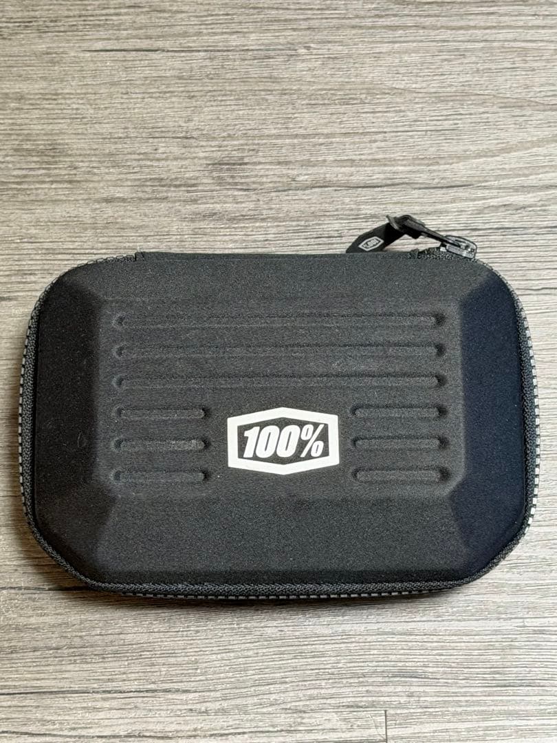 100% サングラス （付属品付き）