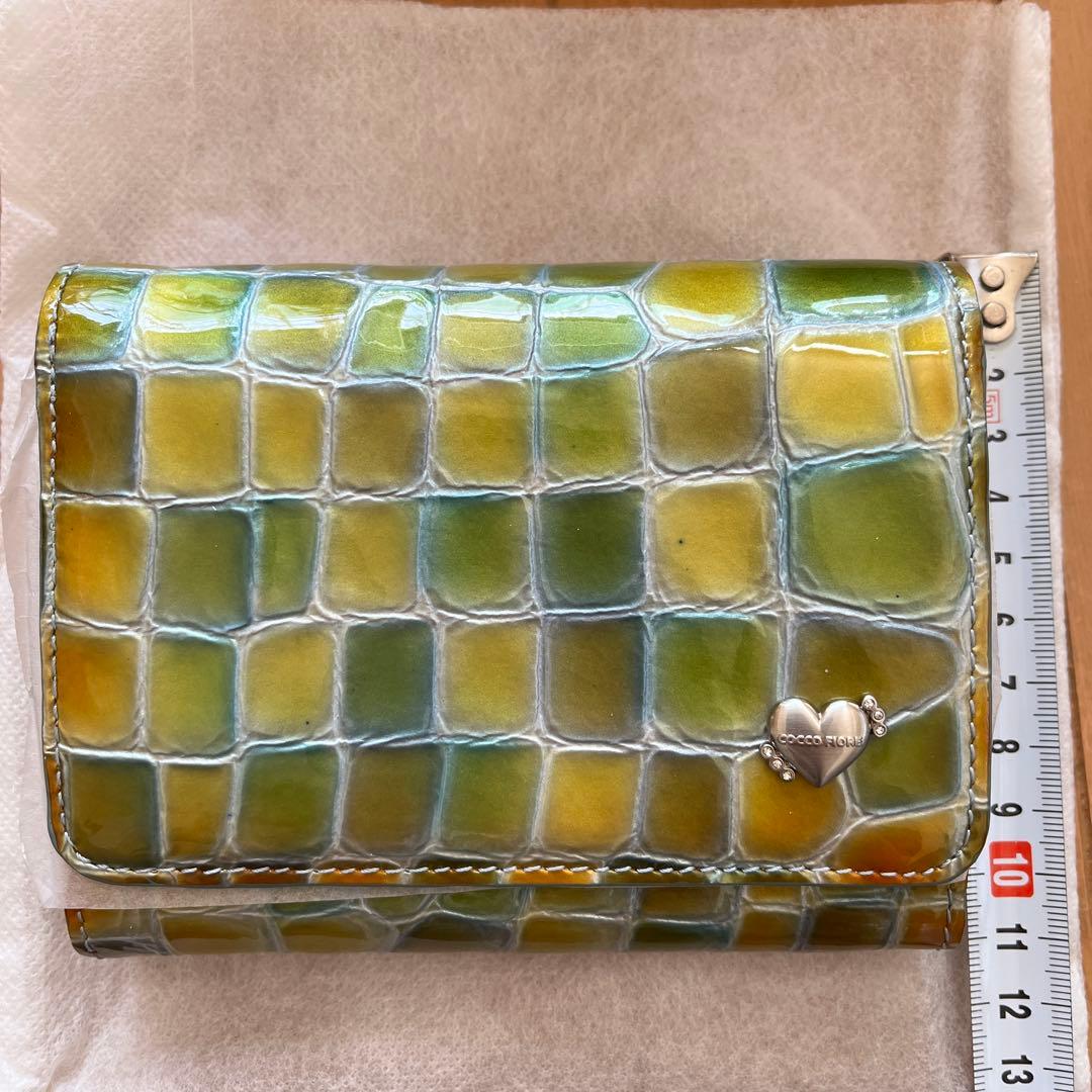 新品COCCO FIOREクロコダイル風 二つ折り財布 金運イエロー系ハート