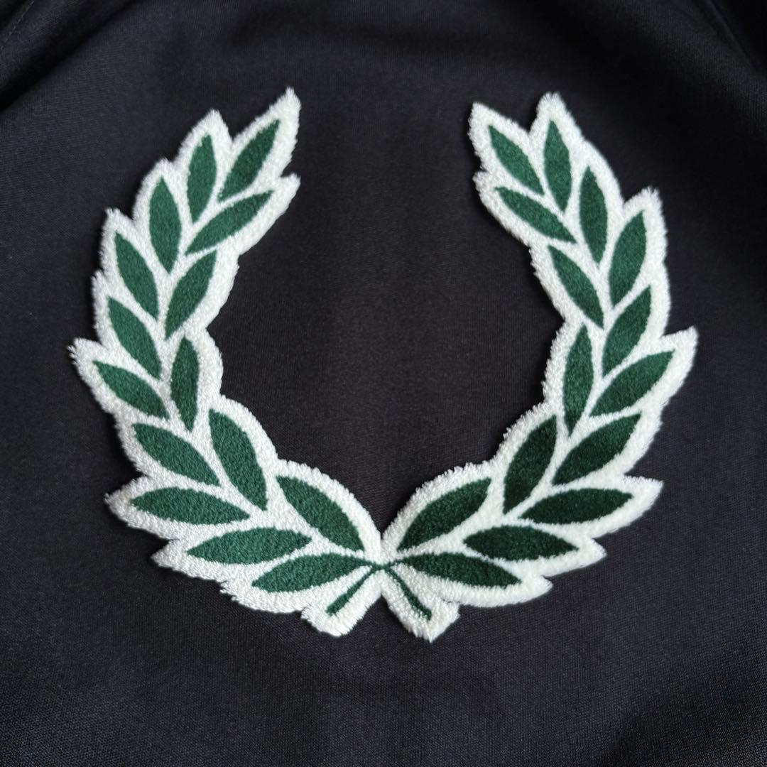 美品✨ FRED PERRY トラックジャケット 黒S 月桂樹刺繍 バックロゴ