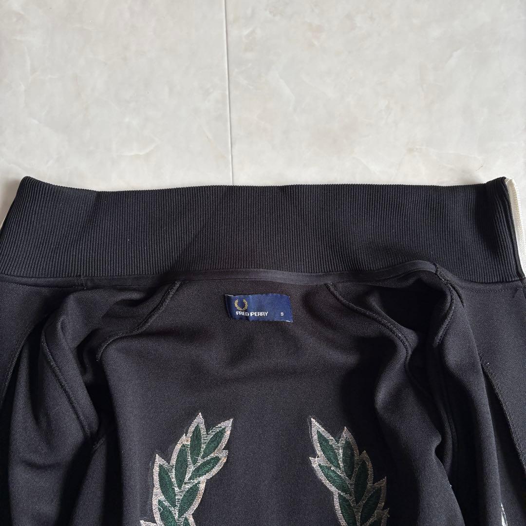 美品✨ FRED PERRY トラックジャケット 黒S 月桂樹刺繍 バックロゴ