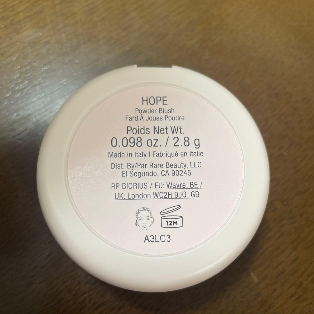 レアビューティーのチーク(Hope)