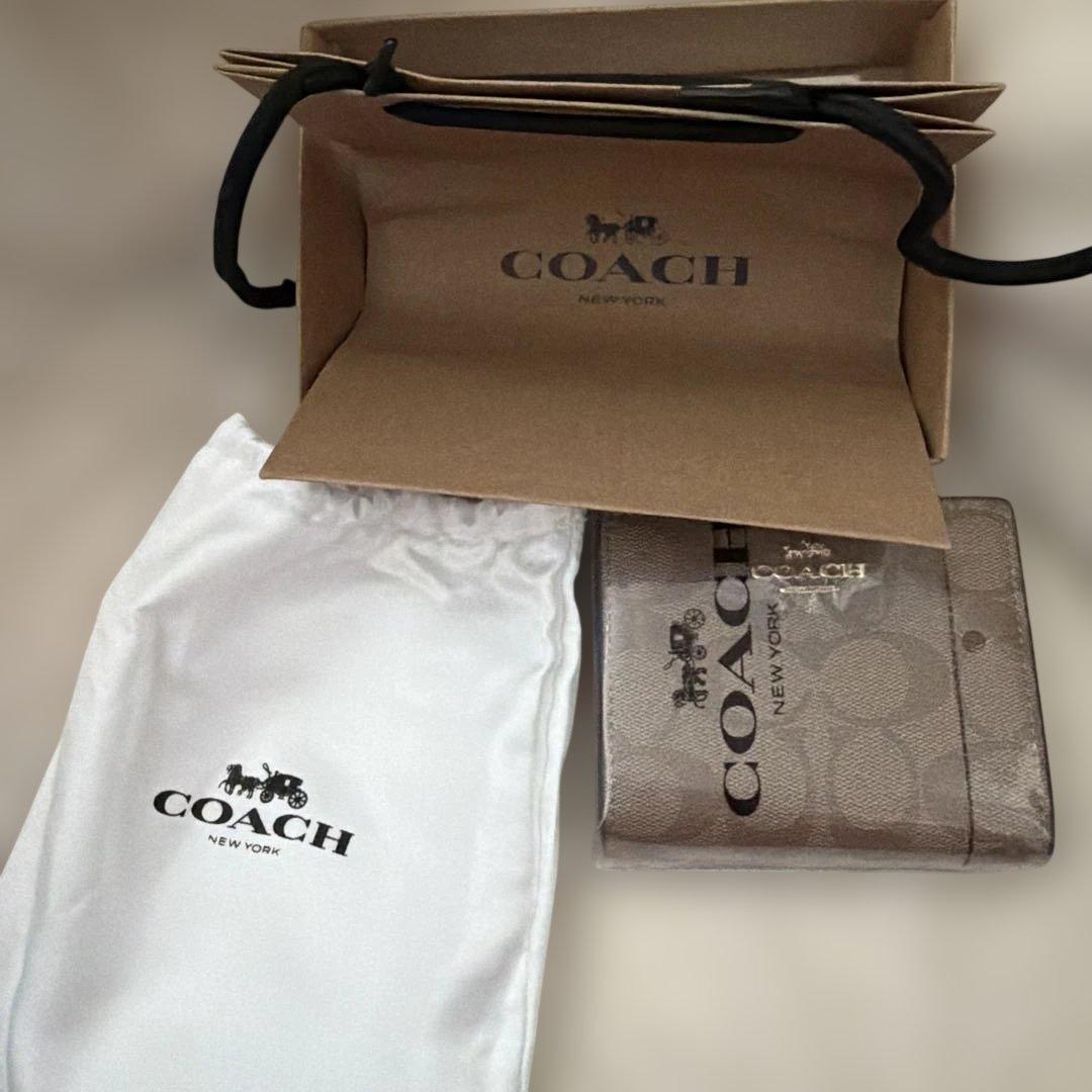 COACH C3309 Cチャーム 二つ折り財布 SV/KHAKIブラウン