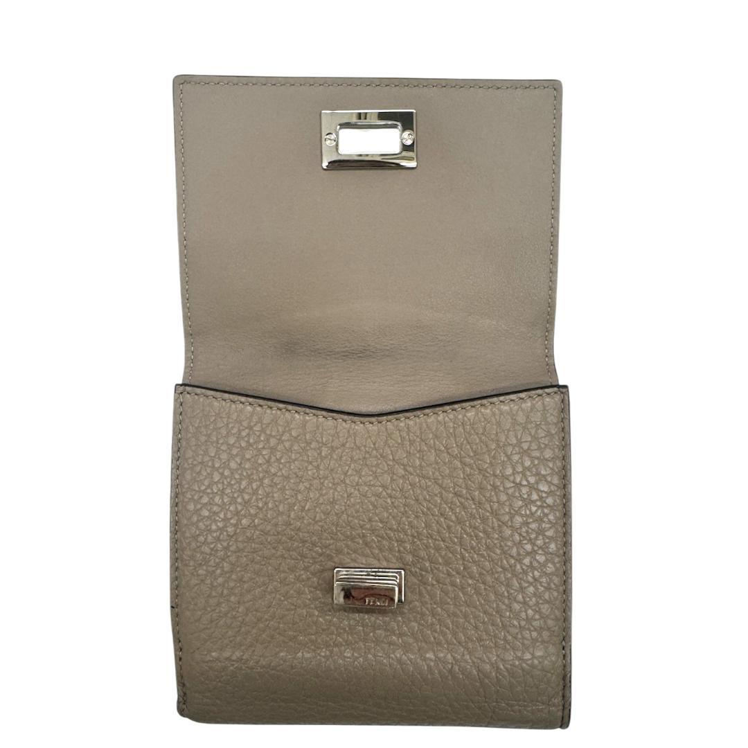 ★FENDI フェンディ 二つ折り財布 ピーカブー ターンロック