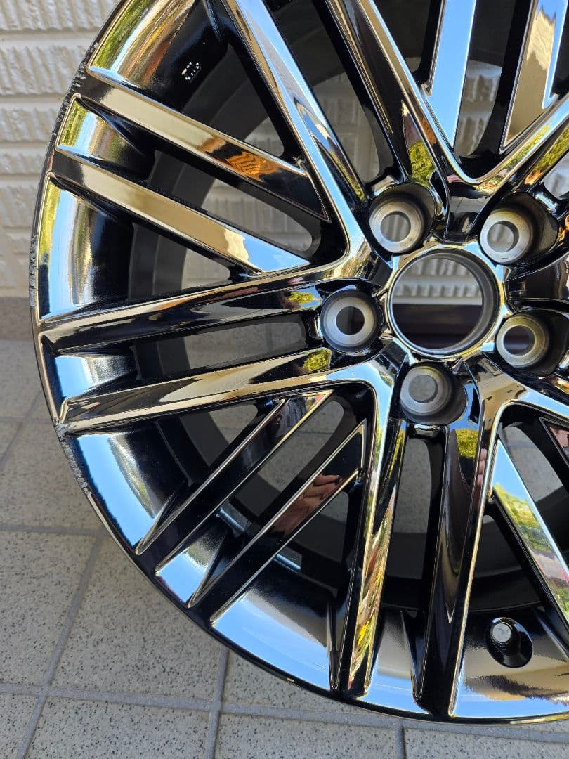 クラウンアスリート210系後期純正アルミホイール2本です。