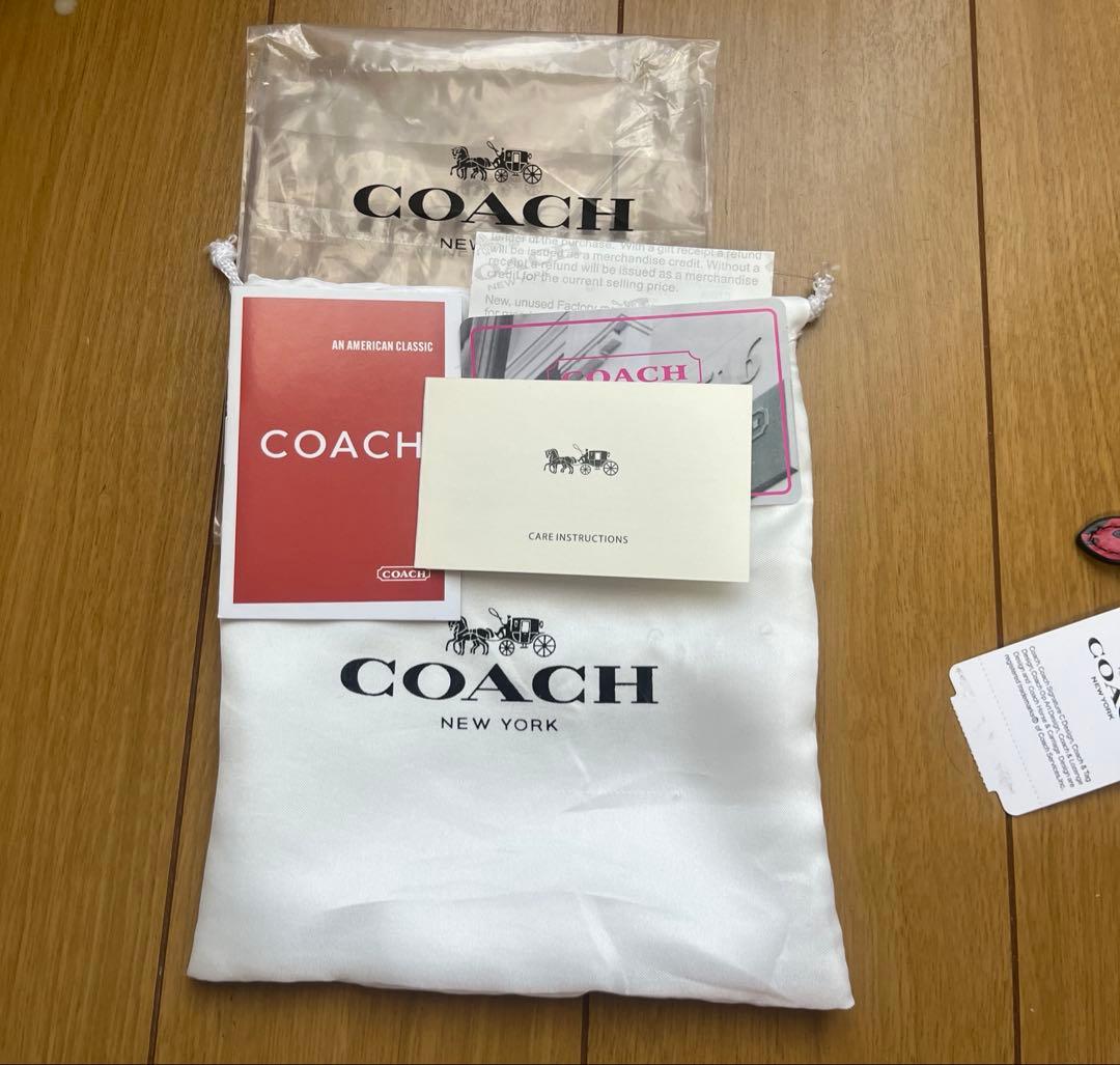 新品　COACH ストロベリー柄　いちご柄　折り財布