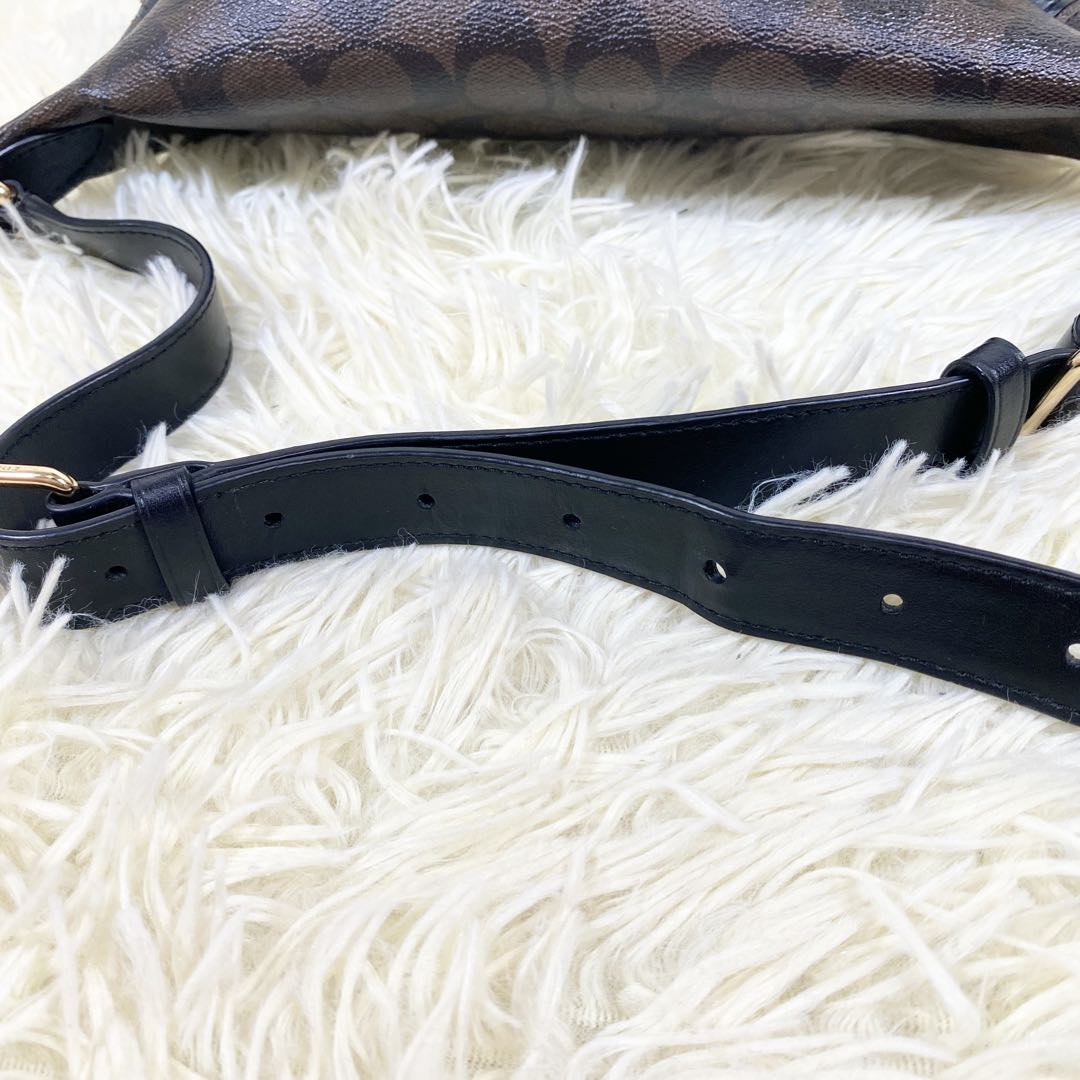 美品　コーチ　ボディバッグ　ウエストポーチ　シグネチャー　PVC　レザー