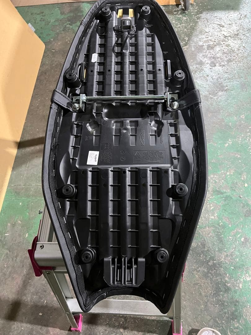 2025年式トライアンフスピードツイン900 ローダウンシート