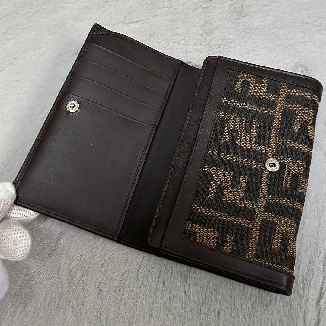 FENDI フェンディ　折り財布　ラウンドジップ　ズッカ柄　ブラウン