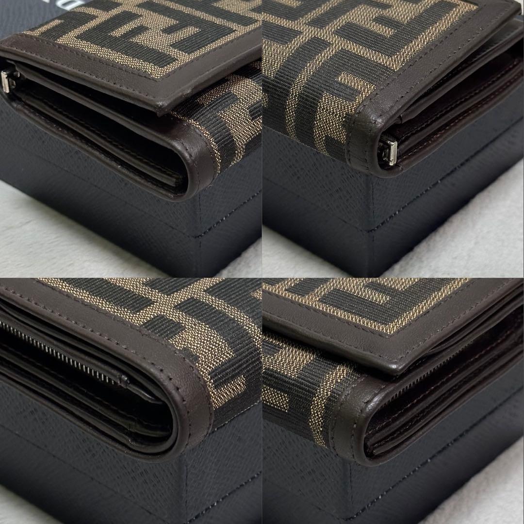 FENDI フェンディ　折り財布　ラウンドジップ　ズッカ柄　ブラウン