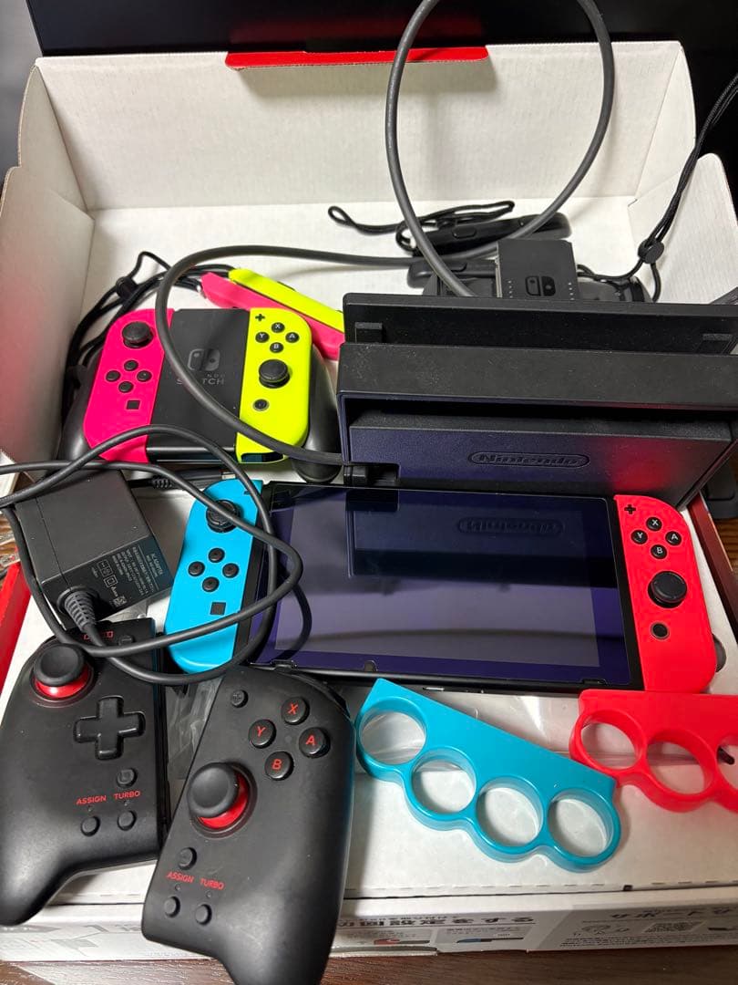 Nintendo Switch 本体 多彩なJoy-Con付き