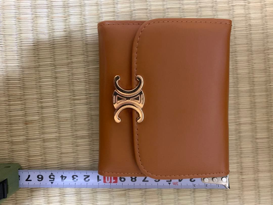 CELINEブラウン 三つ折り財布 特徴的金具