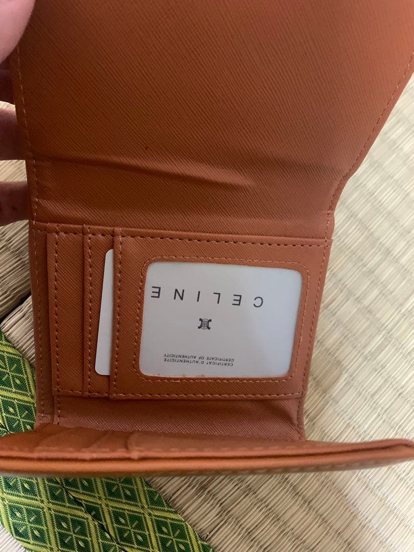 CELINEブラウン 三つ折り財布 特徴的金具