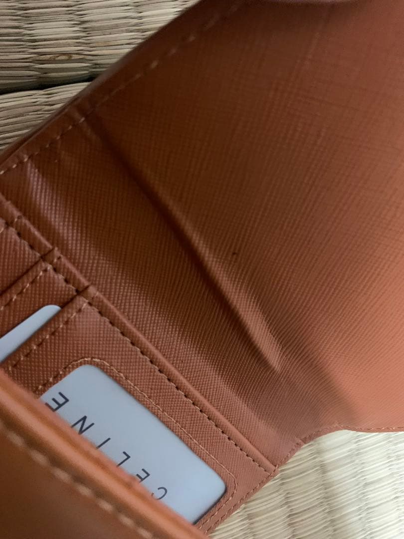 CELINEブラウン 三つ折り財布 特徴的金具