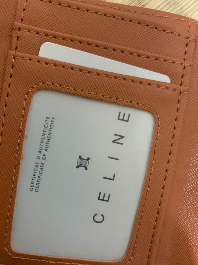 CELINEブラウン 三つ折り財布 特徴的金具