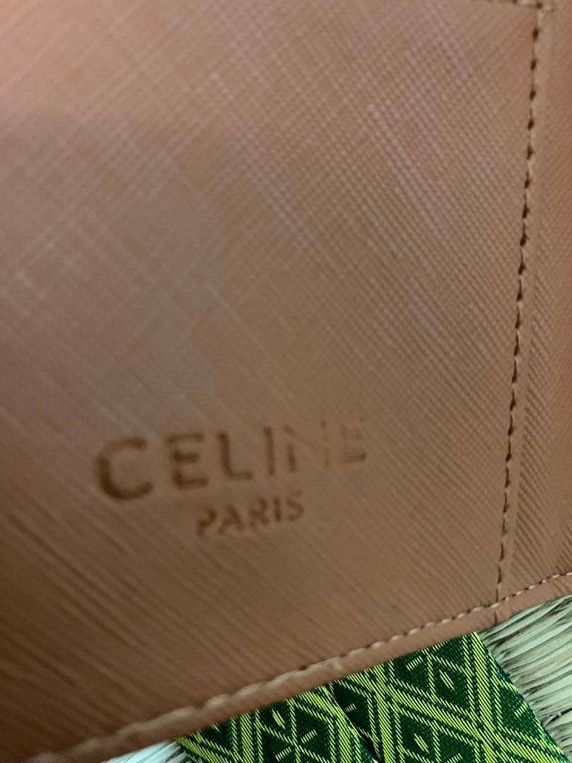 CELINEブラウン 三つ折り財布 特徴的金具