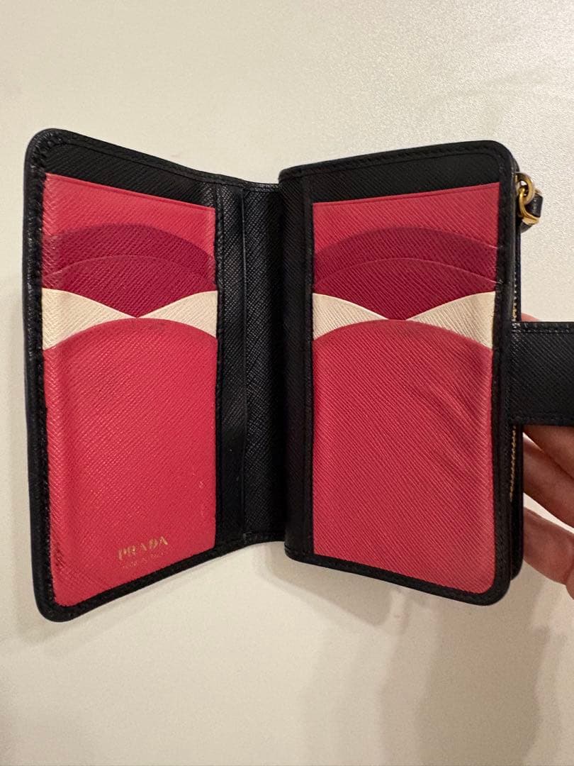 PRADA ブラック サフィアーノレザー 二つ折り財布