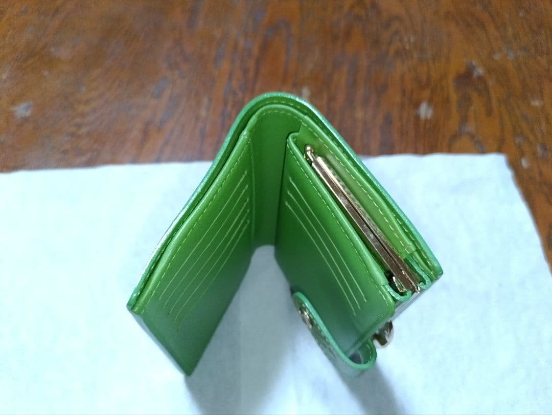 ルイヴィトン モノグラム ヴェルニ 緑 二つ折り がま口財布 未使用品 小難あり