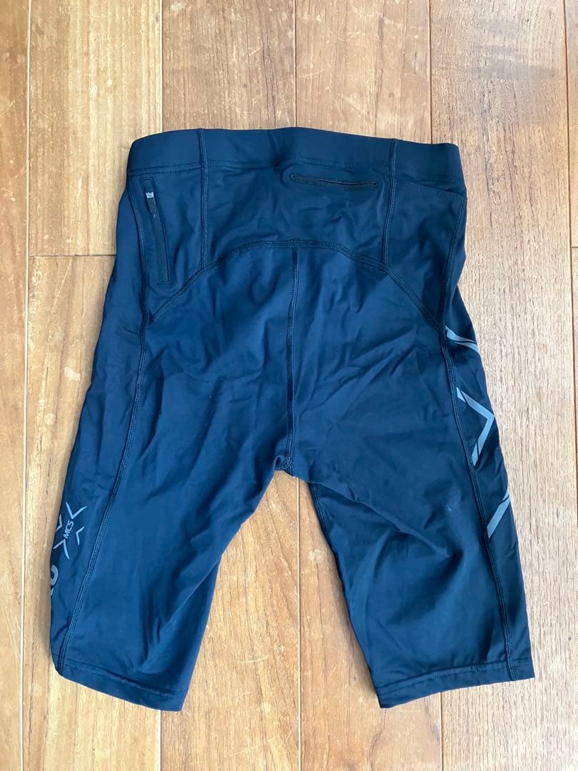 2XU ブラック×シルバー ハーフタイツ(5分丈)