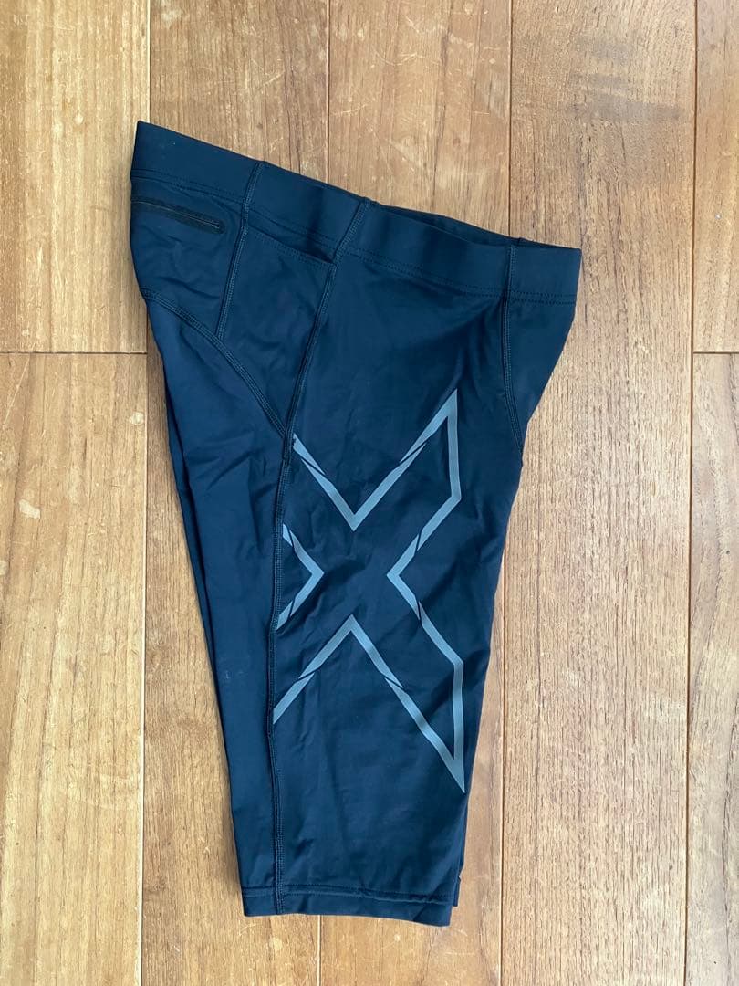 2XU ブラック×シルバー ハーフタイツ(5分丈)