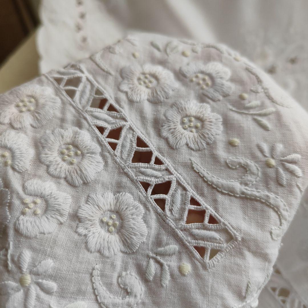立体手刺繍フラワーたっぷり ほんのり色糸 美しいリネンクロス