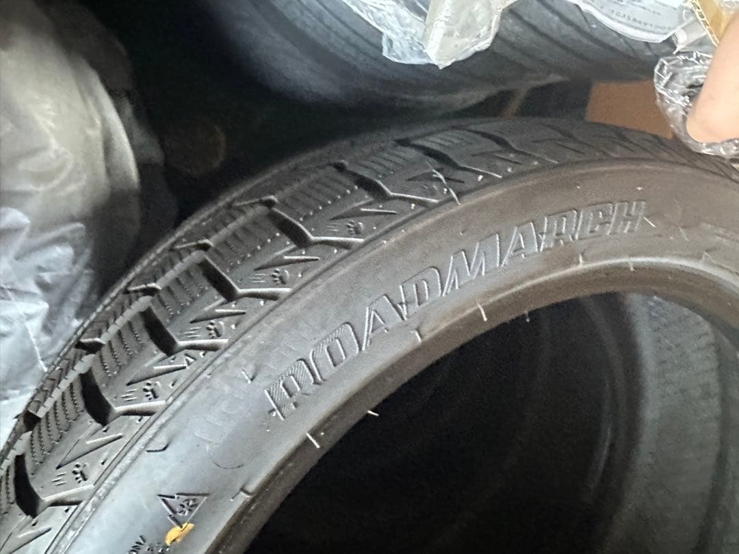 スタッドレスタイヤ 225/45R18 バリ山　室内保管　数回程度　2022年