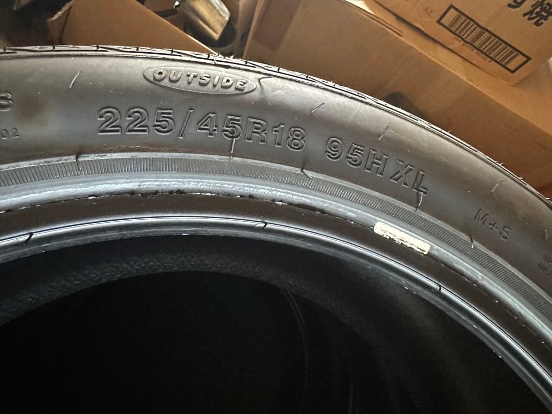 スタッドレスタイヤ 225/45R18 バリ山　室内保管　数回程度　2022年