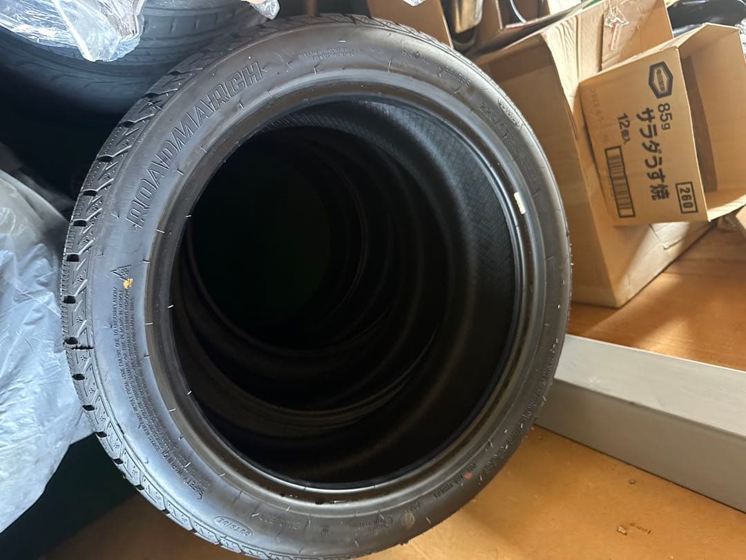 スタッドレスタイヤ 225/45R18 バリ山　室内保管　数回程度　2022年
