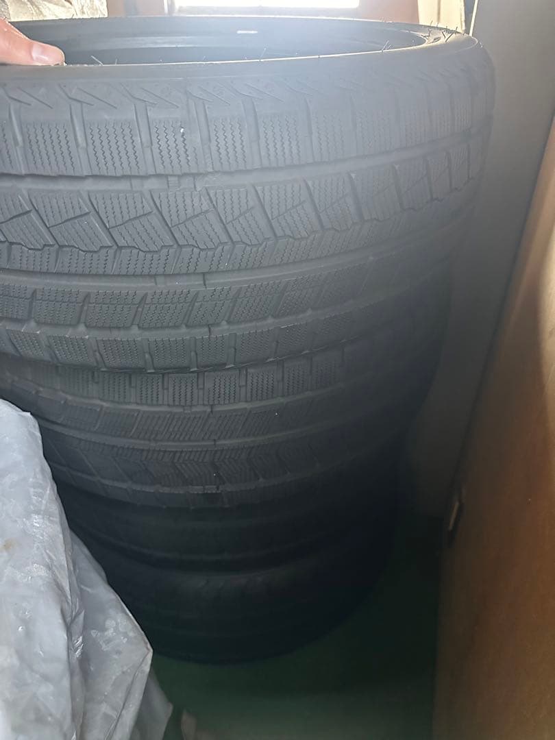 スタッドレスタイヤ 225/45R18 バリ山　室内保管　数回程度　2022年