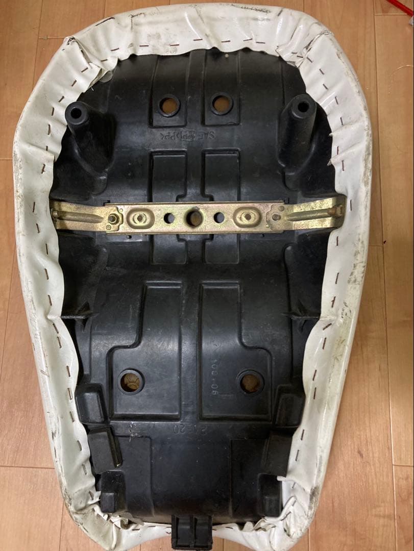 中古品GSX400インパルス用チョビ三段シート