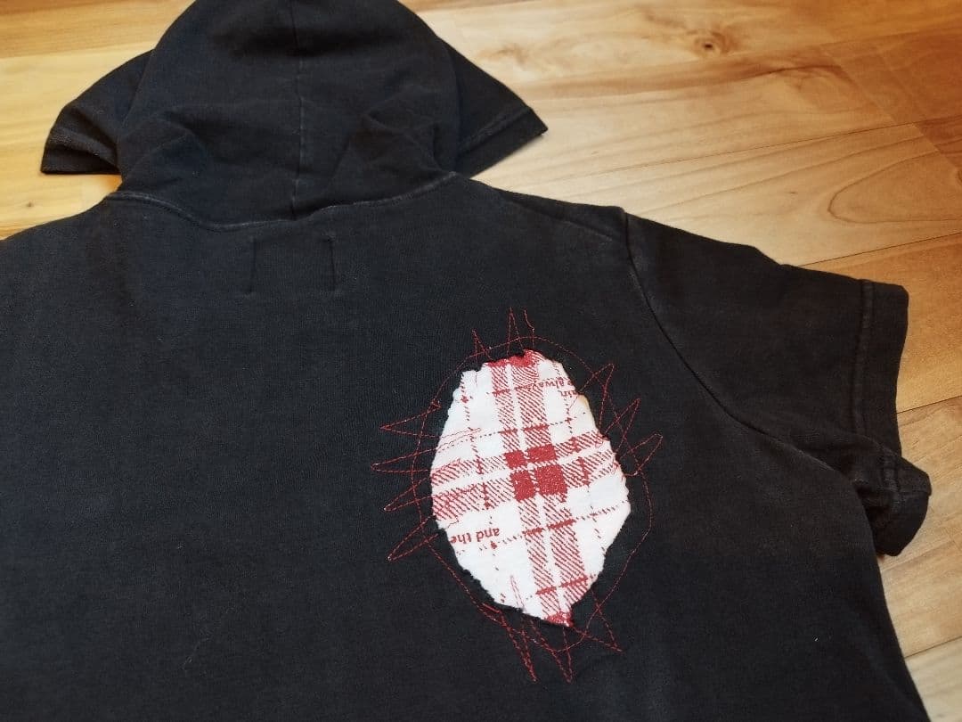 h.NAOTO ANARCHY フード付き黒Tシャツ 赤チェック エイチナオト