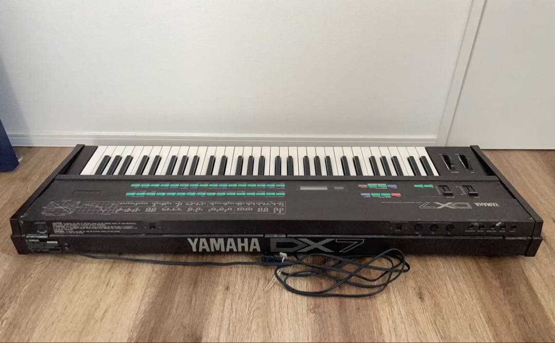 ヤマハ シンセサイザー DX7 ハードケース付き 61鍵盤 32音色