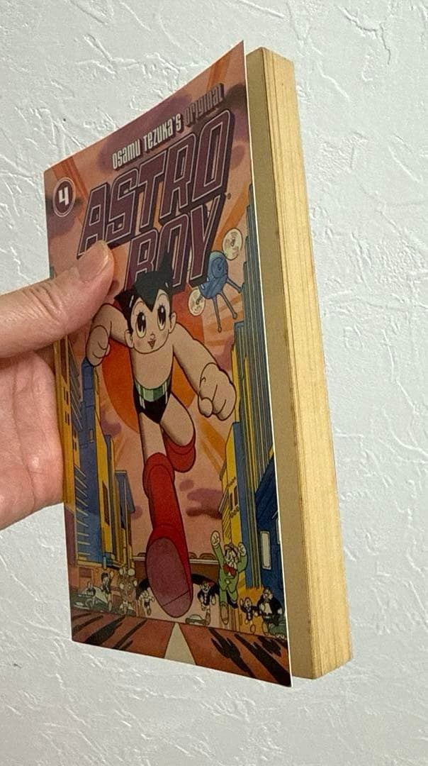 Astro Boy 4 Osam Tezuka manga漫画　英語版　手塚治虫