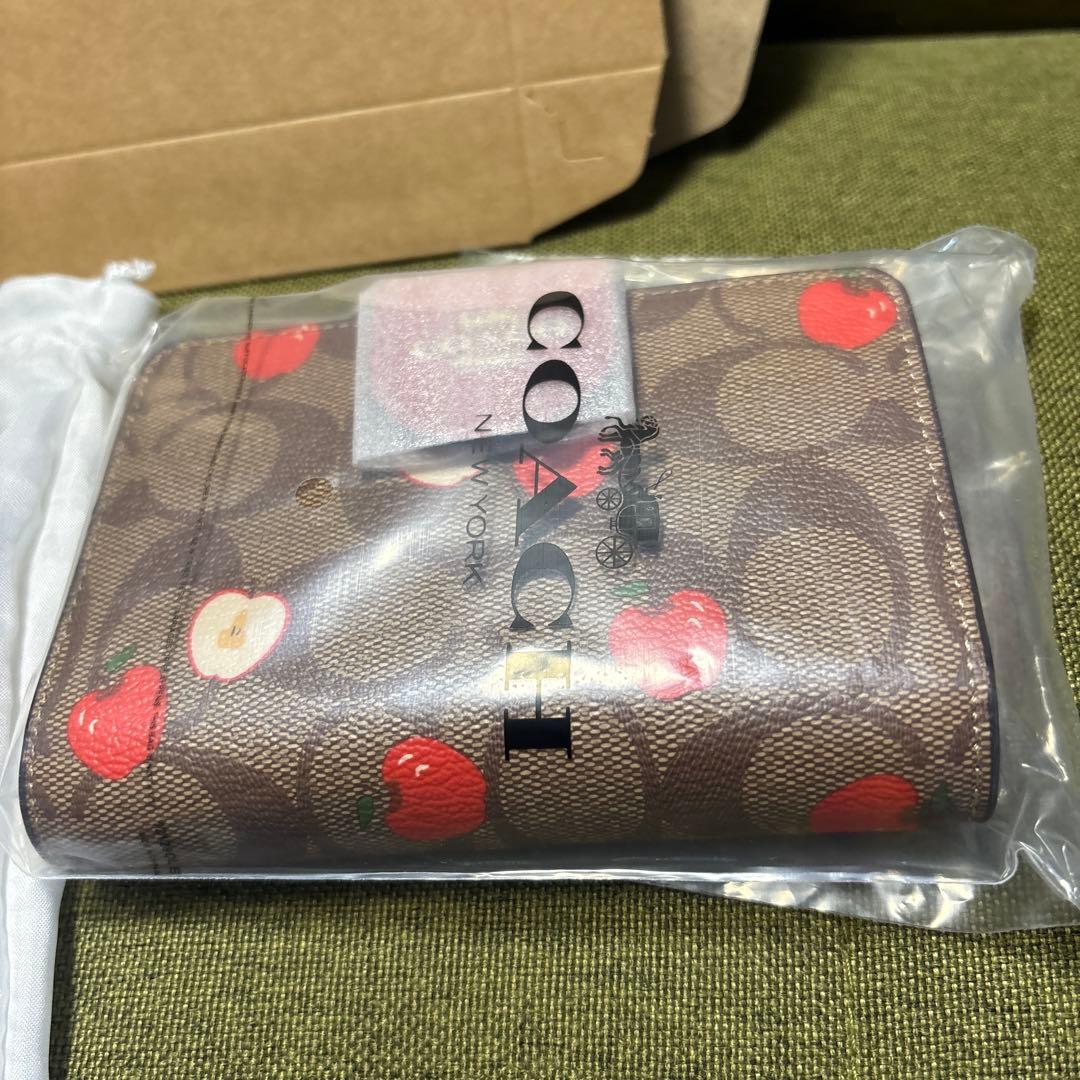 未使用COACH折り財布リンゴ柄