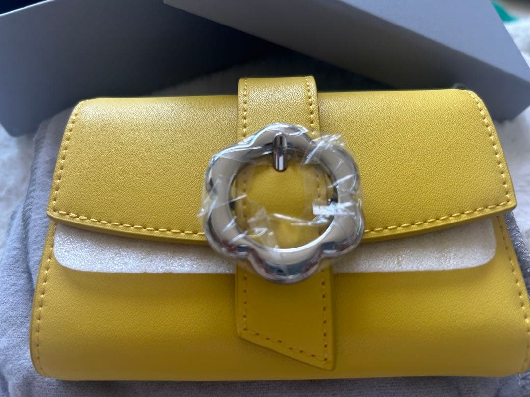CHARLES & KEITH 新品未使用　イエロー 三つ折り財布
