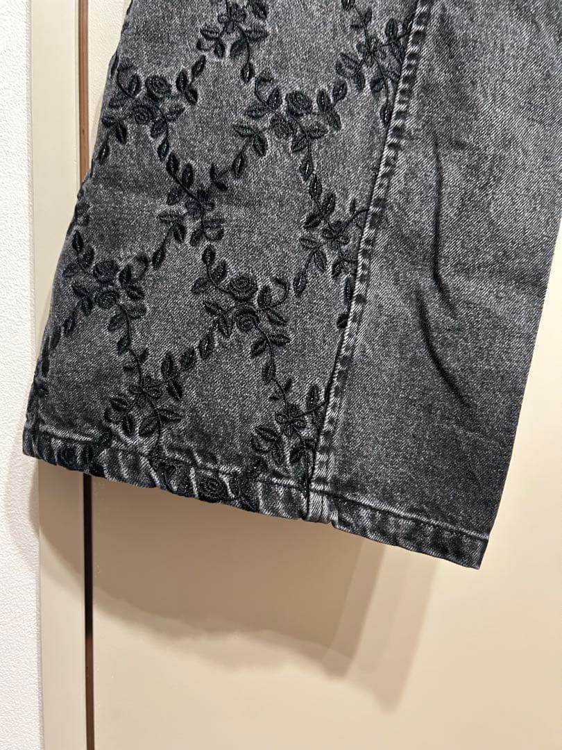 パンツ FETICO FLOWER EMBROIDERED WIDE JEANS