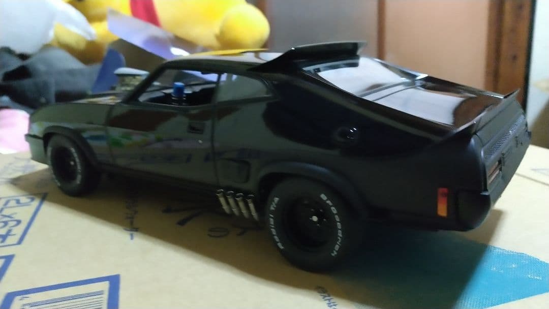 マッドマックスインターセプトター1/18スケール。
