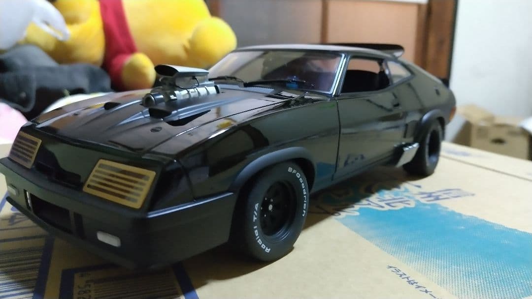 マッドマックスインターセプトター1/18スケール。