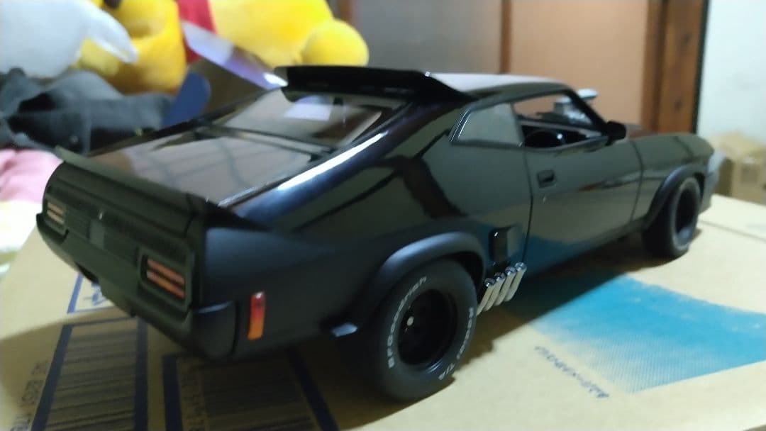 マッドマックスインターセプトター1/18スケール。
