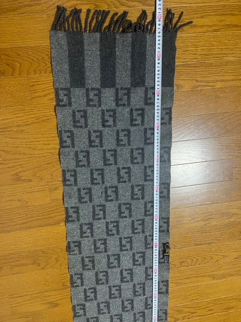 FENDI グレー ロゴマフラー