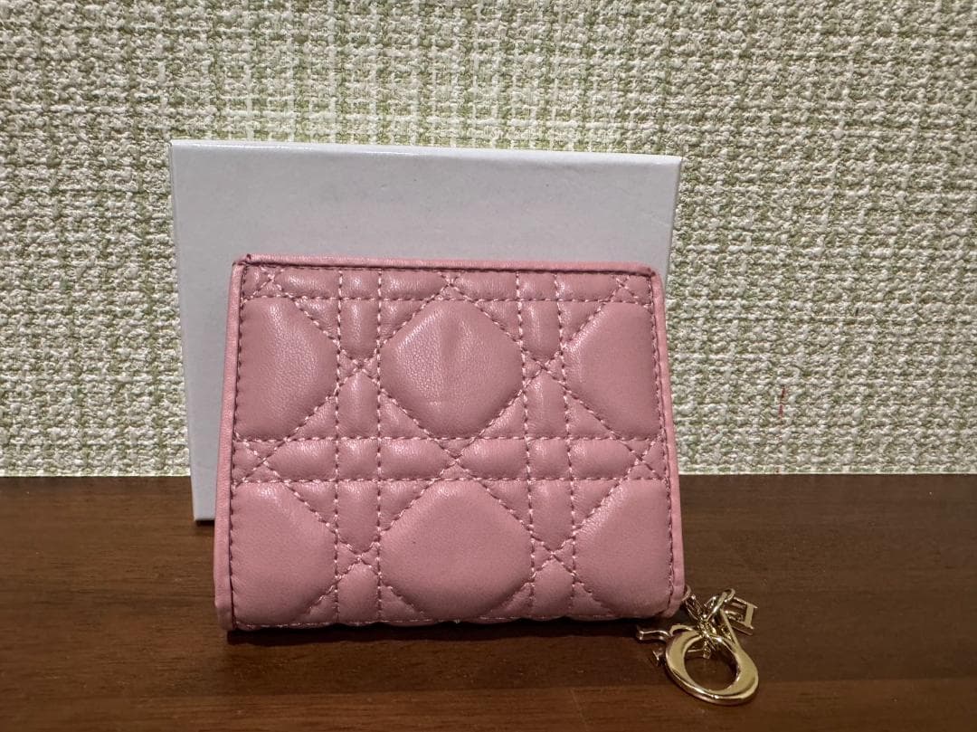 Diorの人気カナージュシリーズの二つ折り財布です