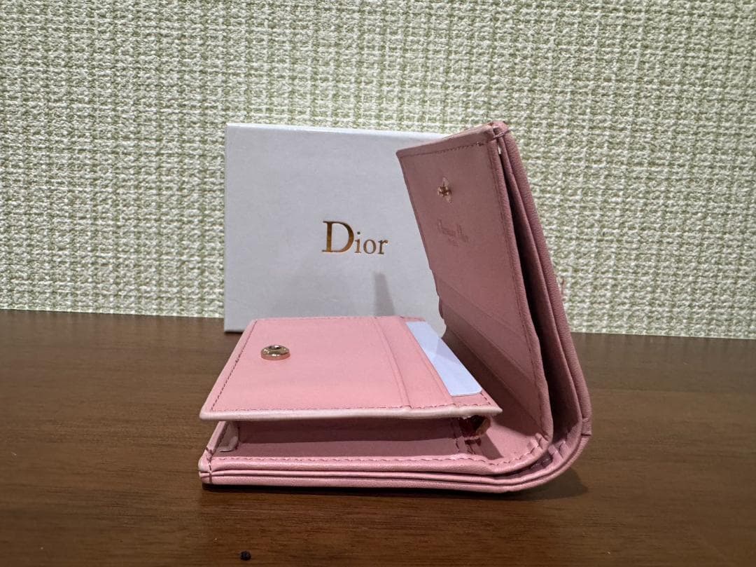 Diorの人気カナージュシリーズの二つ折り財布です