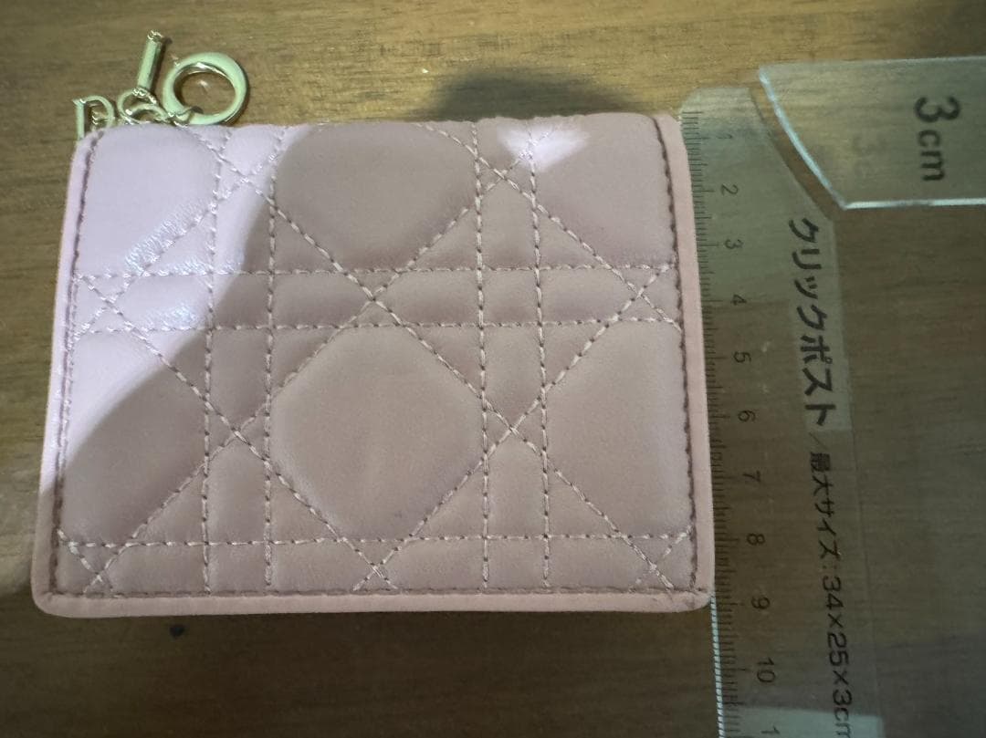 Diorの人気カナージュシリーズの二つ折り財布です