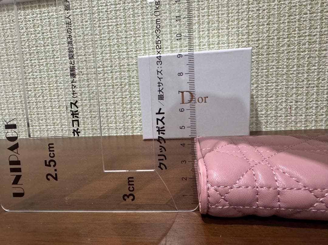 Diorの人気カナージュシリーズの二つ折り財布です