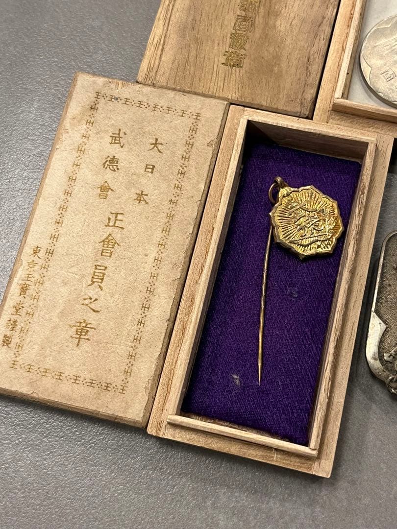 古*ン様 勲章　まとめ売り　オークション　大日本帝国　徽章　旧日本軍　バッジ　等